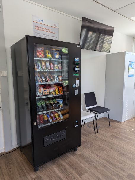 Snackautomat im Wartebereich des Klinikums Rechts der Isar in München, gefüllt mit frischen Snacks und Getränken