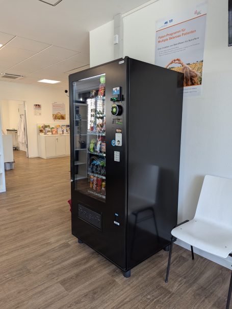 Snackautomat im Wartebereich des Klinikums Rechts der Isar in München, gefüllt mit frischen Snacks und Getränken