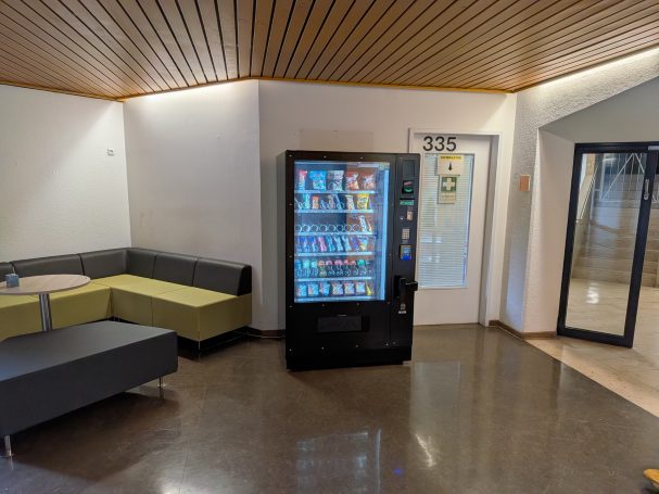 Snackautomat in der Städtischen Berufsschule für Einzelhandel München Moderner Snackautomat mit Snacks und Getränken im Eingangsbereich der Städtischen Berufsschule für Einzelhandel in München