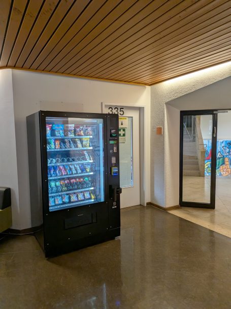 Snackautomat in der Städtischen Berufsschule für Einzelhandel München Moderner Snackautomat mit Snacks und Getränken im Eingangsbereich der Städtischen Berufsschule für Einzelhandel in München