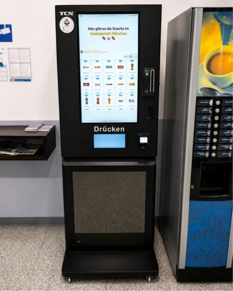 Snackautomat im Sozialgericht München | Snackattack Vending Snackautomat von Snackattack Vending im Sozialgericht München mit Touchscreen und bargeldloser Bezahlung