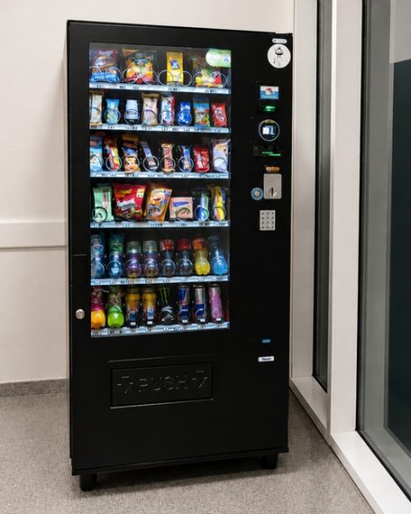 Snackautomat bei der Christian Koenen Group | Snackattack Vending Snackautomat von Snackattack Vending bei der Christian Koenen Group in München mit Snacks und gekühlten Getränken